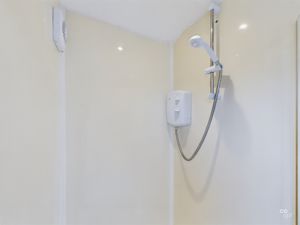 shower room - click for photo gallery